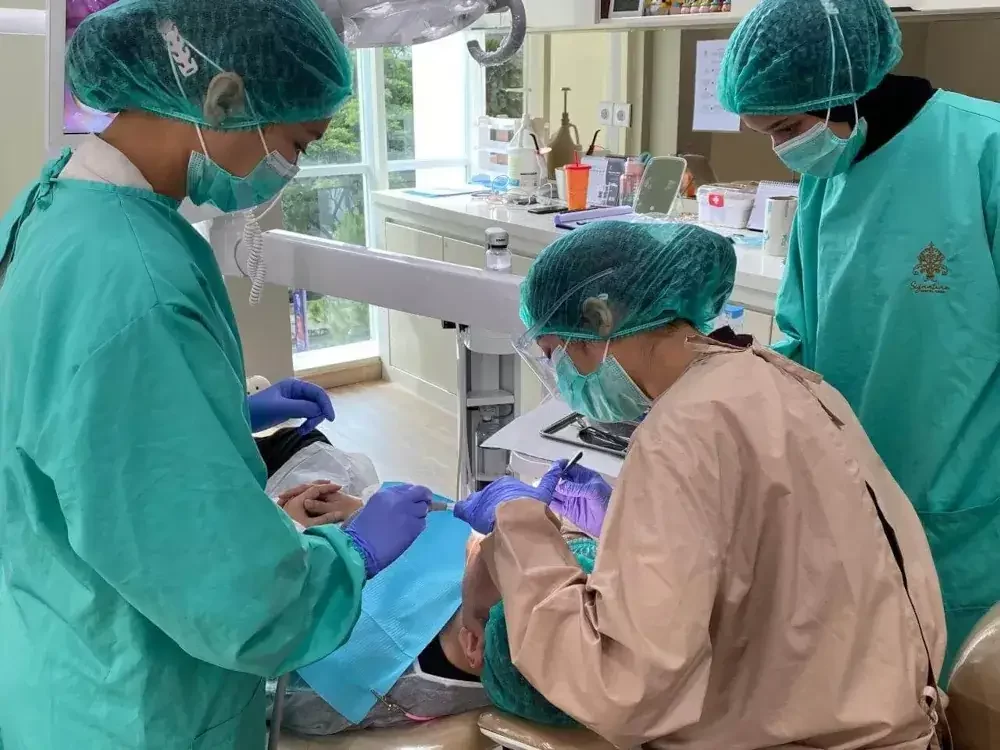 gigi depan berlubang 3